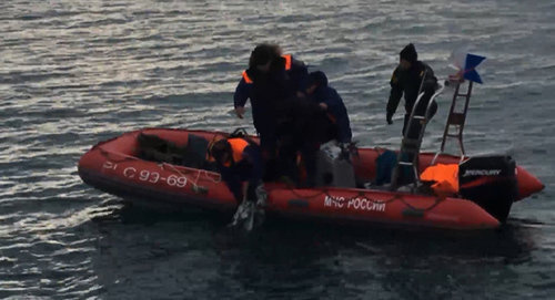 Поиски жертв катастрофы Ту-154 в Сочи. МЧС РФ Фото 
 http://sputnik-abkhazia.ru/world/20161229/1020159285/nashli-plenku-predpolozhitelno-iztretego-chernogo-yashhika-tu-154.html