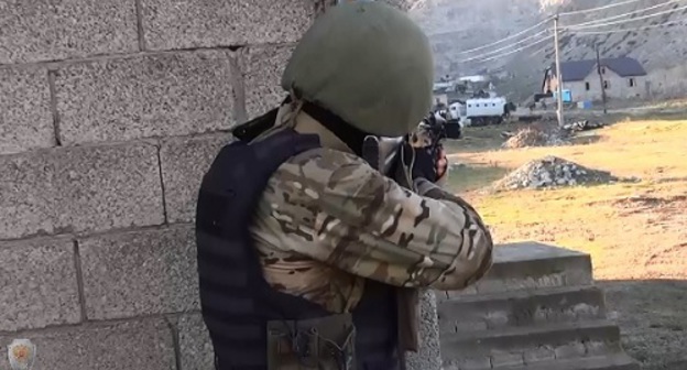 Спецоперация. Фото: http://nac.gov.ru/kontrterroristicheskie-operacii/v-hode-kto-v-dagestane-neytralizovan-glavar.html
