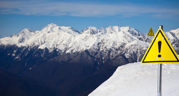 Знак, предупреждающий о лавиноопасности. Фото  http://www.positivcity.ru/stati/otdykh-i-turizm/obzory-i-stati/v-gorakh-sochi-lavinoopasno.html