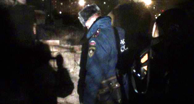 Сотрудник полиции на месте пожара. Фото http://61.mchs.gov.ru/operationalpage/operational/item/4670203/