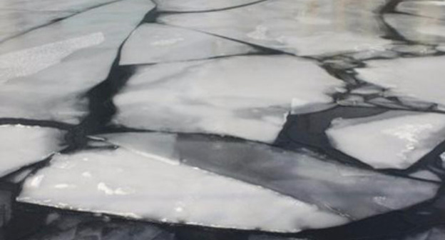 Лед на реке. Фото http://bloknot-stavropol.ru/news/propavshego-okolo-reki-8-letnego-malchika-ishchut--805981