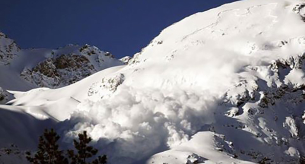 Сход лавины. Фото https://www.facebook.com/pressmchskbr/?fref=ts