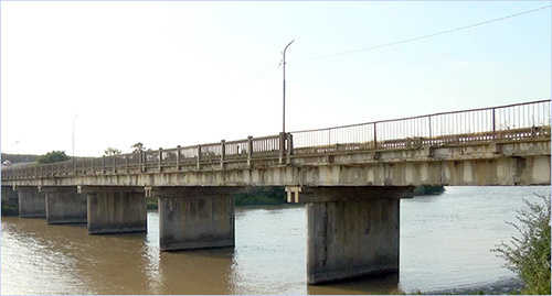 Мост в поселке Ударный Прикубанского района Карачаево-Черкесии. Фото http://www.riakchr.ru/v-kchr-do-koncza-tekushhego-goda-otremontiruyut-most-v-poselke-udarnyij/