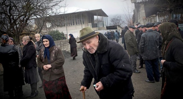 Участники акции в Дуиси, прошедшей в связи с поджогом дома культуры. Дуиси, 4 января 2016 года. Фото: RFE/RL 