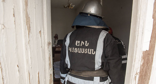 Сотрудник МЧс Армении © Sputnik/ Асатур Есаянц
http://ru.armeniasputnik.am/incidents/20170109/6023477/tragediya-v-armyanskom-sele-musaler-pogibla-molodaya-semya-s-novorozhdennym.html