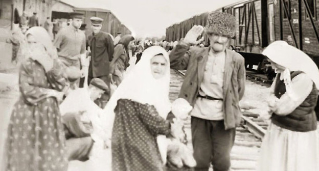 На вокзале. 1957 год Фрунзе. Жители села Юрт-Аух. Фото https://ru.wikipedia.org/