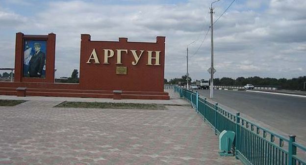 Стелла при въезда в Аргун. Фото http://sevkavportal.ru/media/k2/items/cache/11da69ee47a070282d59c71e448e1629_XL.jpg