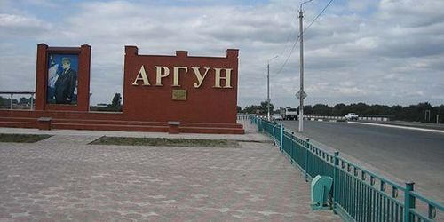 Стелла при въезда в Аргун. Фото http://sevkavportal.ru/media/k2/items/cache/11da69ee47a070282d59c71e448e1629_XL.jpg