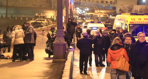 На месте убийства Немцова. Москва, 27 февраля 2015 г. Фото: Mikhail Sokolov (RFE/RL)