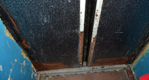 Упавший в шахту лифт стоит закрытым. Фото Светланы Кравченко для "Кавказского узла"