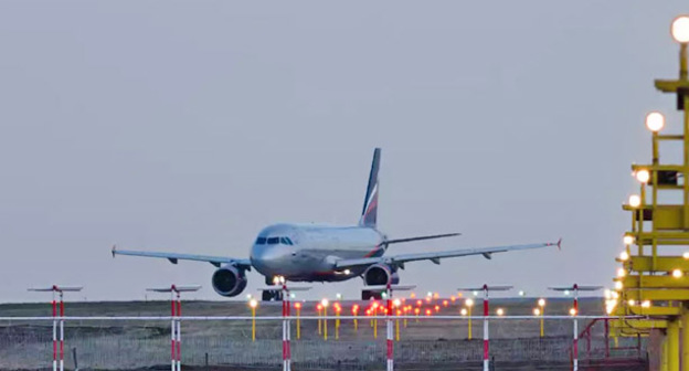 Самолет на взлетной полосе. Фото http://www.riadagestan.ru/