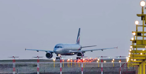 Самолет на взлетной полосе. Фото http://www.riadagestan.ru/