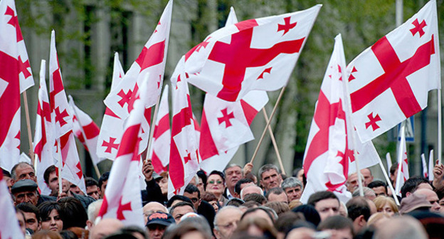 Флаги партии "Единое национальное движение". Фото https://sputnik-georgia.ru