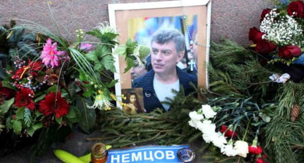 Портрет и цветы на месте убийства Немцова. Фото: Mumin Shakirov (RFE/RL)