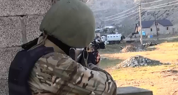 Сотруцдник силовыых структур во время КТО Фото http://nac.gov.ru/kontrterroristicheskie-operacii/v-hode-kto-v-dagestane-neytralizovan-glavar.html