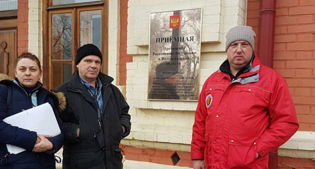 Жители Гумрака сдают заявления в приемную полномочного представителя президента в регионе. Январь 2017 г. Фото Татьяны Филимоновой для Кавказского узла"