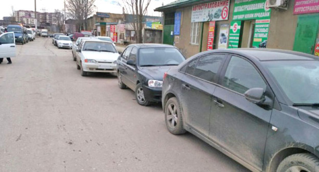 Автомобили на улицах Махачкалы. Фото Ильяса Капиева для "Кавказского узла"