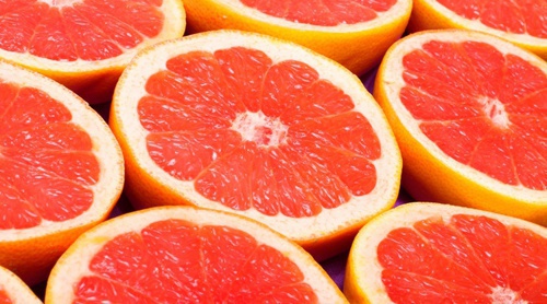 Грейпфрут. Фото http://superomsk.ru/news/35106-v_omske_ne_propustili_11_tonn_greypfrutov_iz_turts/