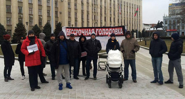 Дольщики ЖК "Анит-Сити" проводят бессрочную голодовку перед зданием администрации Краснодарского края, фото Михаила Абрамяна