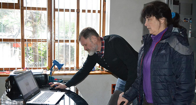 Хозяева Марина и Николай Удовиченко показывают свой дом где проходил обыск на ул. Севастопольская 2а. Фото Светланы Кравченко для "Кавказского узла"