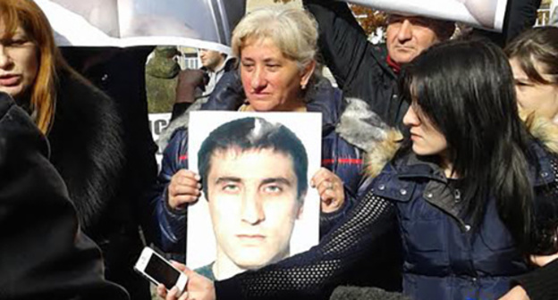 Фото погибшего в руках женщины на митинге возле Дворца правосудия. Фото Эммы Марзоевой для "Кавказского узла"