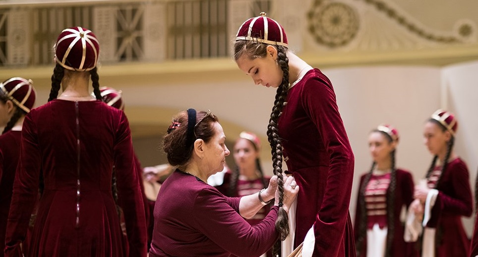 В ансамбле при подготовке танца "не стремились к полному этнографическому соответствию", отметила худрук коллектива. Фото: http://www.moiseyev.ru/122-premera-adygskogo-tanca-tlyapatet.html В ансамбле при подготовке танца "не стремились к полному этнографическому соответствию", отметила худрук коллектива. Фото: http://www.moiseyev.ru/122-premera-adygskogo-tanca-tlyapatet.html