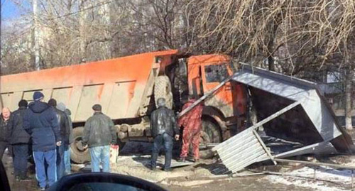 На месте ДТП. Фото http://big-rostov.ru/v-rezultate-dtp-v-rostove-kamaz-snyos-ostanovku/comment-page-1/