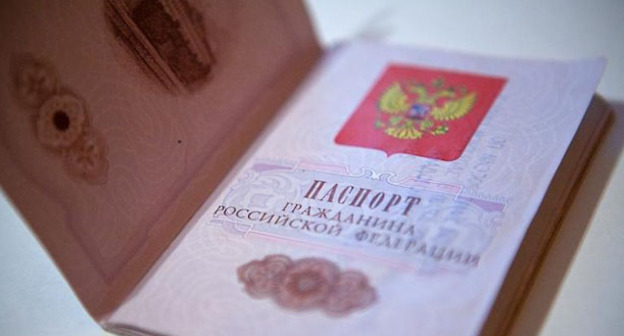 Российский паспорт. Фото Юрий Гречко / Югополис