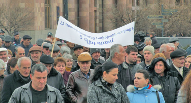 Протетсные выступления сотрудников "Наирит". Надпись на транспаранте «Правительство должно «Наириту» 5 млрд драмов». Фото Тиграна Петросяна  для "Кавказского узла"