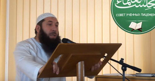 Магомеднаби Магомедов. Фото: http://onkavkaz.com/articles/2377-chernovik-sotrudniki-cpe-dagestana-zaderzhali-imama-vostochnoi-mecheti-hasavyurta.html

