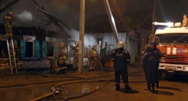 Ликвидация пожара. Фото http://163gorod.ru/event/24121491-v-astrahani-na-pozhare-naydeni-dva-neizvestnih-tela