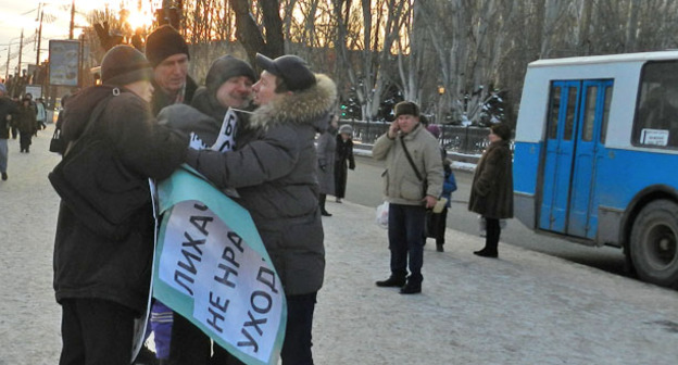 Потасовка во время пикета в рамках акции "Стратегия-31". Мужчина напал на Наталью Дорожнову. Волгоград, 31 января 2017 г. Фото Татьяны Филимоновой для "Кавказского узла"