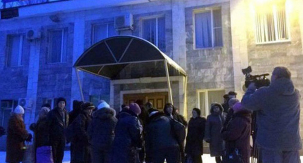 Шахтеры у офиса компании "Кингкоул". Фото http://bloknot-rostov.ru/news/gromkoy-aktsiey-protesta-gornyaki-rostovskoy-oblas-803362?sphrase_id=189697