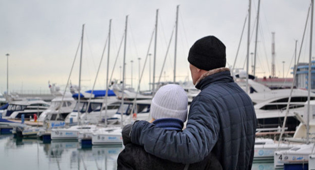 Мужчина и женщина смотрят на море во время траурного митинг в память жертв авиакатастрофы Ту-154. Фото Светланы Кравченко для "Кавказского узла"