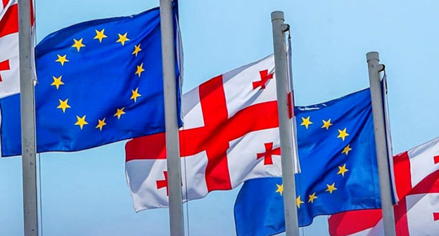 Флаги Грузии и ЕС. Фото https://sputnik-georgia.ru/politics/20160403/230926973/Evrokomissar-Gruzija-skoro-poluchit-bezvizovyj-rezhim-s-ES.html