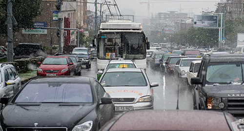 Движение автомобюилей в Ереване. Фото © Sputnik/ Asatur Yesayants
https://ru.armeniasputnik.am/society/20170203/6281706/psiholog-armyanskie-voditeli-chasto-vyrazhayut-ehmocii-cherez-vozhdenie.html