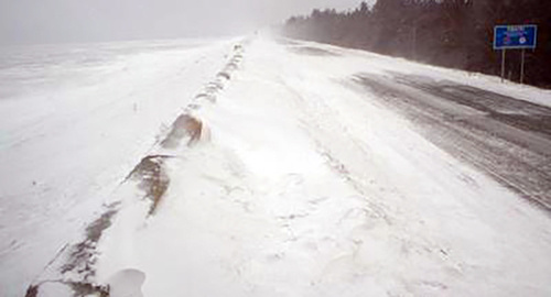 Снежный покров парализовал движение транспорта на автомагистрали Баку-Шамахы-Евлах. Фото http://www.anspress.com/heyat-terzi/03-01-2012/magistral-baku-shamahi-evlah-zakrita