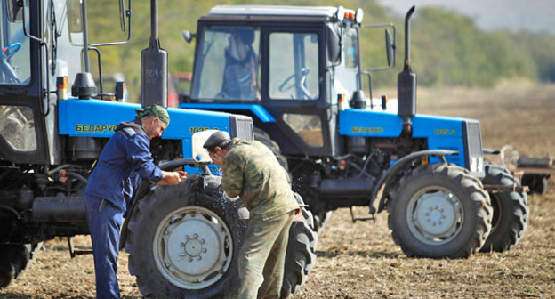 Участники "тракторного марша". Фото: Эдуард Корниенко, ЮГА.ру