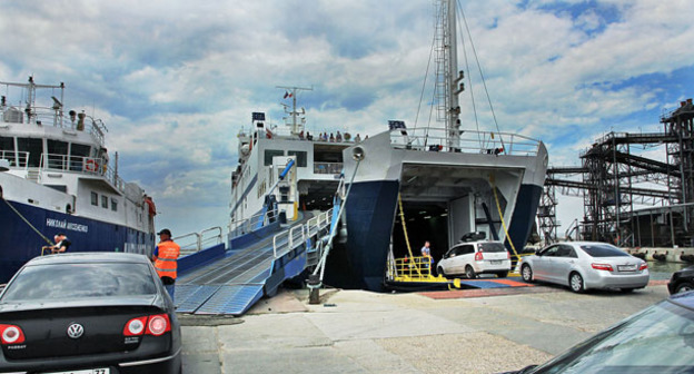 Погрузка автомобилей на паром в порту «Кавказ». Фото: Aleksander Kaasik