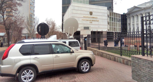 У здания Ростовского областного суда. Фото Константина Волгина для "Кавказского узла" 