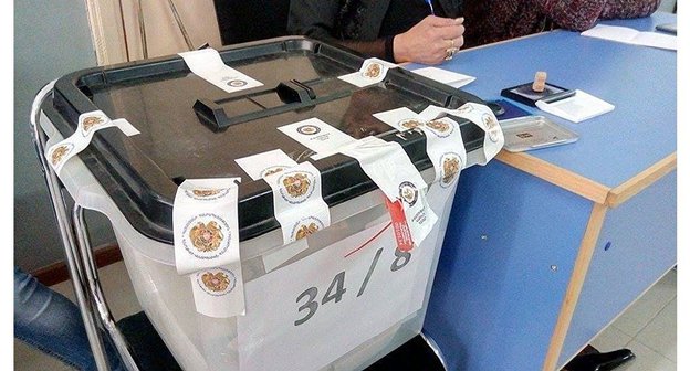 Урна для голосования в Гюмри. Фото Арменуи Мхоян
https://ru.armeniasputnik.am/politics/20161009/5116242/Gumri-vibori-mestnoesamoypravlenie.html