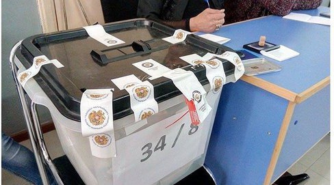 Урна для голосования в Гюмри. Фото Арменуи Мхоян
https://ru.armeniasputnik.am/politics/20161009/5116242/Gumri-vibori-mestnoesamoypravlenie.html