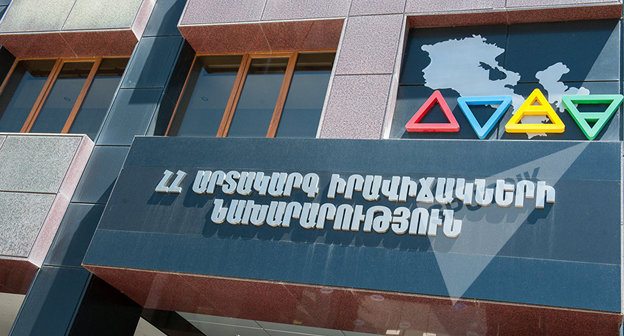 Крыша продуктового магазина в селе Лернанист. Фото © Sputnik/ Asatur Yesayants
 https://ru.armeniasputnik.am/armenia/20170214/6400563/obrushenie-v-sele-lernanist-est-zhertvy.html