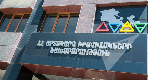 Крыша продуктового магазина в селе Лернанист. Фото © Sputnik/ Asatur Yesayants
 https://ru.armeniasputnik.am/armenia/20170214/6400563/obrushenie-v-sele-lernanist-est-zhertvy.html