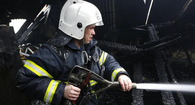 Тушение пожара сотрудником МЧС. Фото: Геннадий Аносов / Югополис