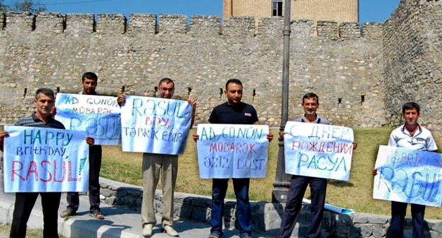 Флешмоб в защиту Расула Джафарова. Шеки, 18 августа 2014 г. Фото: RFE/RL