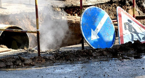 В Комсомольском микрорайоне Краснодара проводятся работы по устранению аварии на теплосетях. Фото https://krd.ru/novosti/glavnye-novosti/news_15022016_102048.html