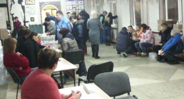 Пункт временного размещения жильцов дома, эвакуированных после пожара в жилом доме в Краснодаре, в школе № 66, 15 февраля 2017 г. Фото: Алексея Мандригели для "Кавказского узла"