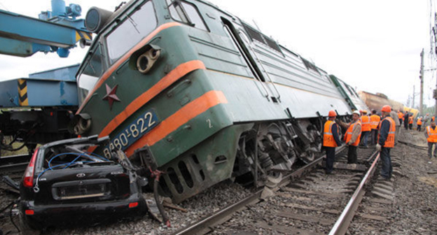 Авария с участием легкового автомобиля и тепловоза  в Саатлинском районе Азербайджана. Фото http://moscow-baku.ru/news/novosti/v_azerbaydzhane_ot_stolknoveniya_avtomobilya_s_poezdom_pogibla_semya/