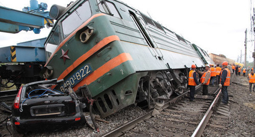 Авария с участием легкового автомобиля и тепловоза  в Саатлинском районе Азербайджана. Фото http://moscow-baku.ru/news/novosti/v_azerbaydzhane_ot_stolknoveniya_avtomobilya_s_poezdom_pogibla_semya/
